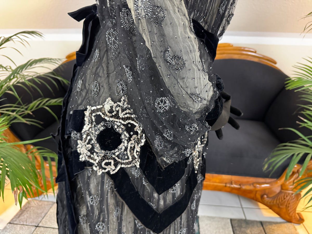 MARC WALTER Exceptional Evening Gown ca. 1904 – Parisian Couture Lace, Tulle & Velvet Masterpiece