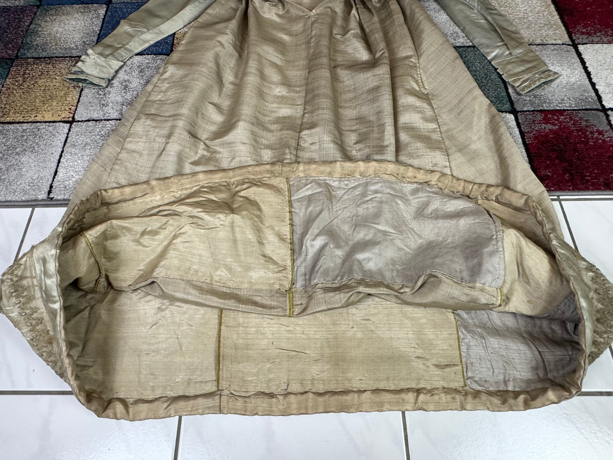 Robe du soir Empire en challis et satin bleu, vers 1815