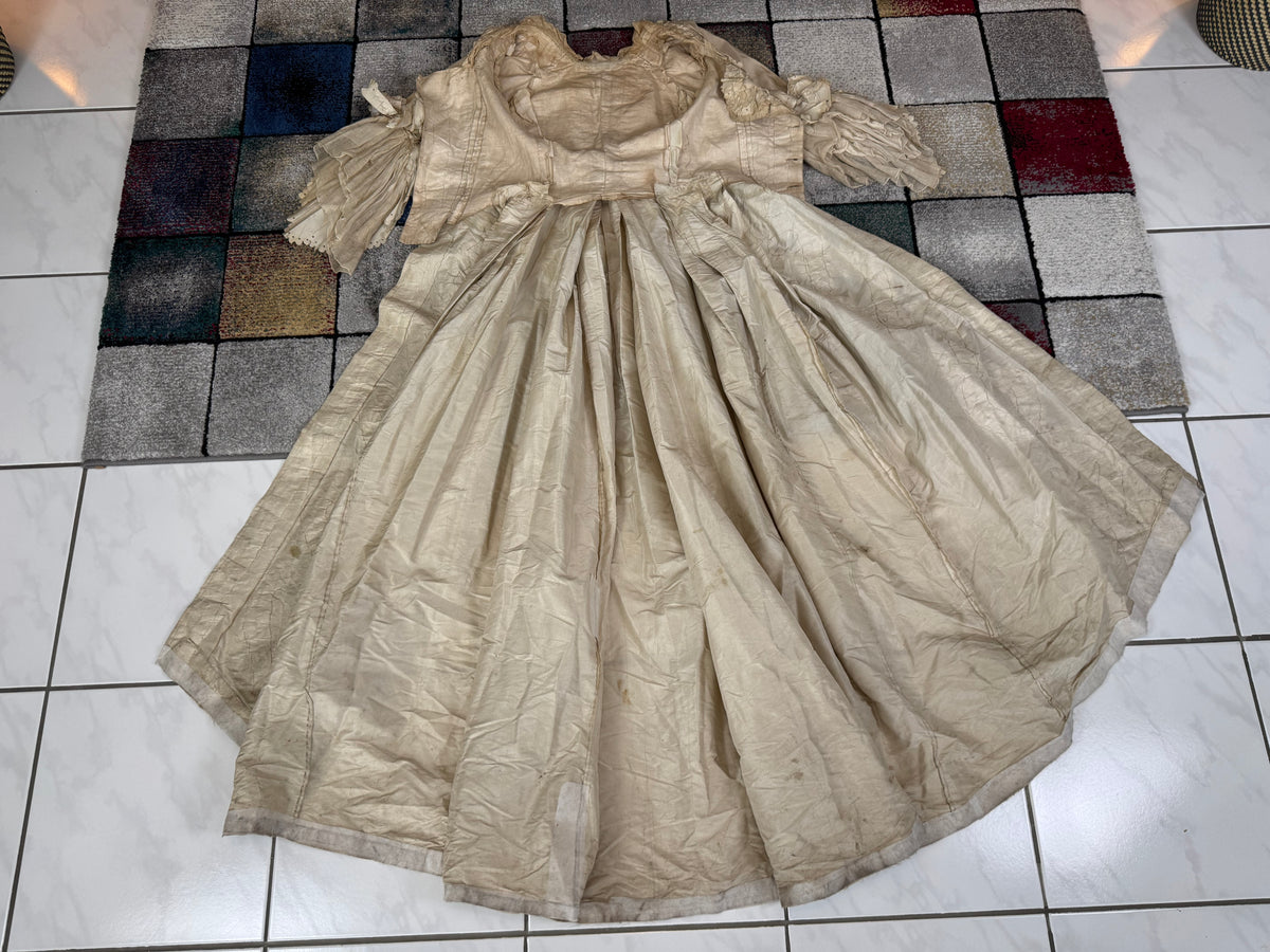 Robe rococo ivoire à la Française et jupon, ca. 1765