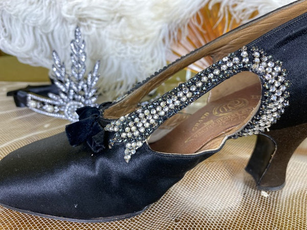 PAIRE DE CHAUSSURES Anciennes Brodées Fils D’or EUR 400,00 - FR PAIRE DE CHAUSSURES Anciennes Brodées Fils D’or EUR 400,00 - FR