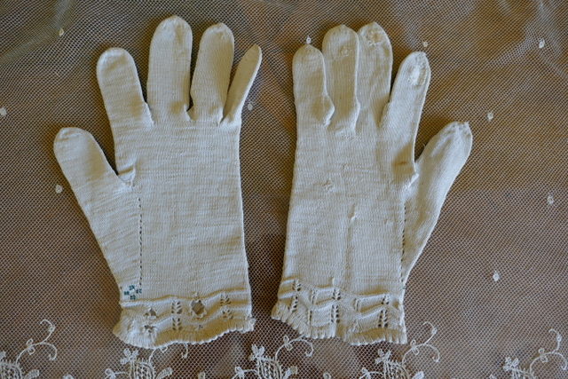 Gants Biedermeier anciens, datés de 1839