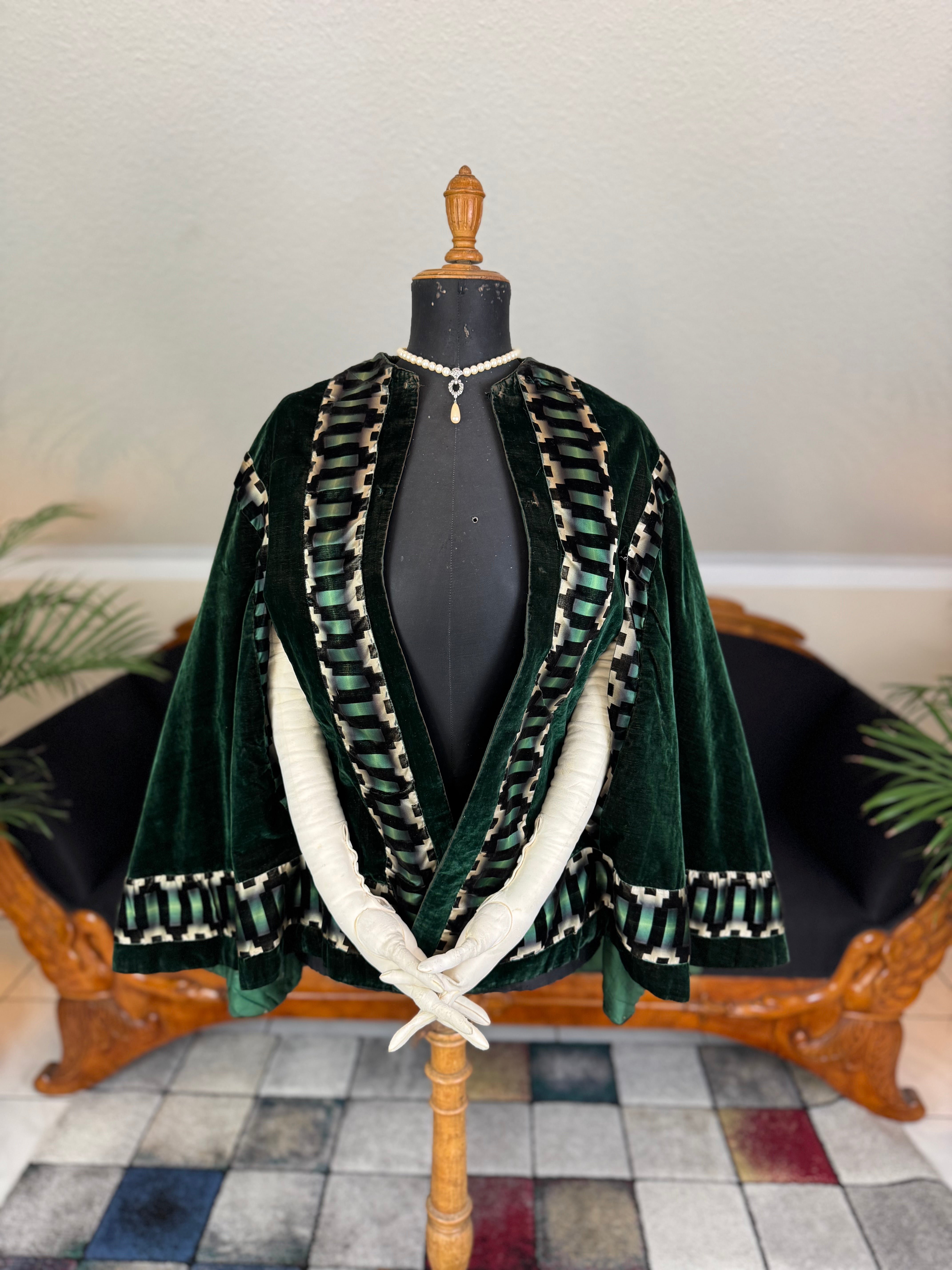Cape victorienne, vers 1860 – ANTIQUE GOWN