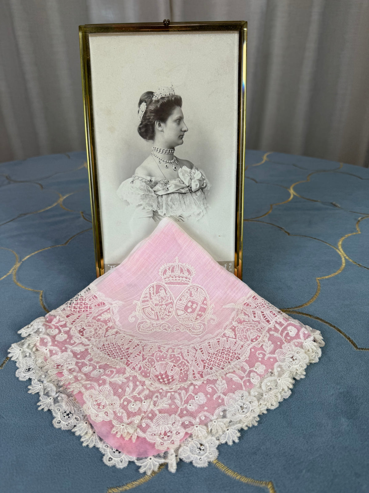 ROYAL Lace Handkerchief with a double coat of arms under a crown: Austria-Tuscany and Bourbon-Sicily, ca. 1861