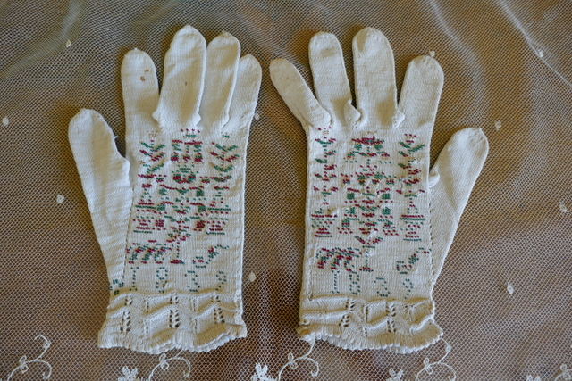 Gants Biedermeier anciens, datés de 1839