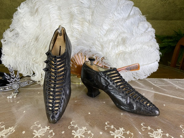 Anciennes chaussures, bois sculpté, Nuristan, fin 19ème, (Gebraucht) in Genève für CHF 50 – mit Anciennes chaussures, bois sculpté, Nuristan, fin 19ème, (Gebraucht) in Genève für CHF 50 – mit
