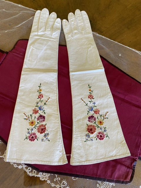 Gants brodés anciens SWELLY, Paris, vers 1915