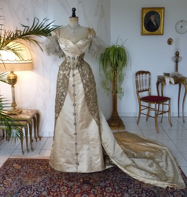 WORTH Evening Dress, Paris, ca. 1898 - www.antique-gown.com