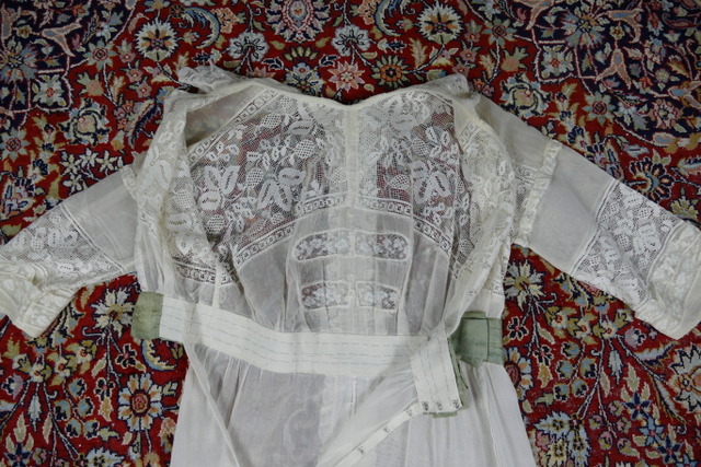 Tea Gown, ca. 1908 - www.antique-gown.com