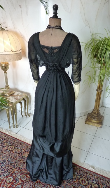 Elegant Black Evening Gown, ca. 1909 - www.antique-gown.com