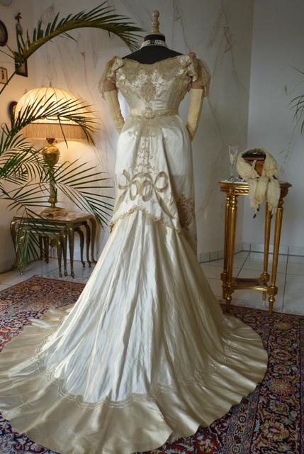 Fantastic Ballgown from Vienna, ca. 1903 - www.antique-gown.com