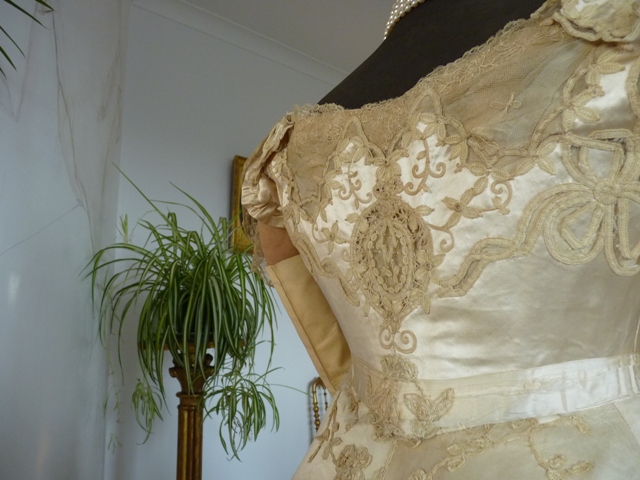 Fantastic Ballgown from Vienna, ca. 1903 - www.antique-gown.com