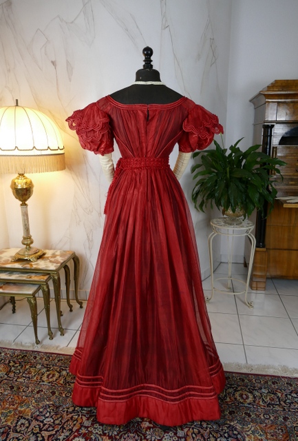 French Gauze Gown, Madame Hyde de Neuville, ca. 1828 - www.antique-gown.com