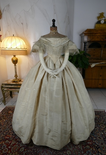 Royal Ball Gown, ca. 1859 - www.antique-gown.com