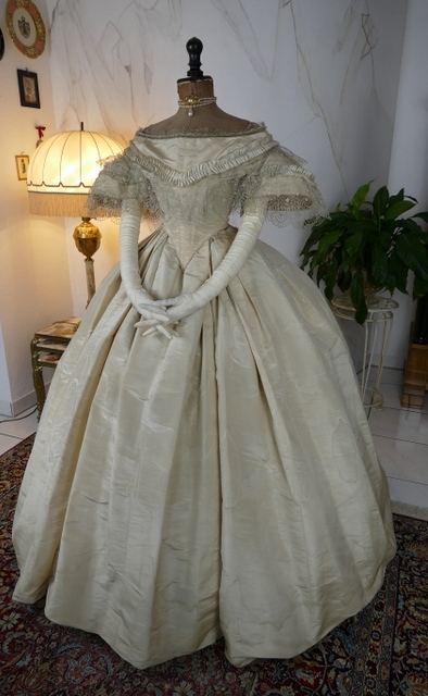 Royal Ball Gown, ca. 1859 - www.antique-gown.com in 2021 | Victorian ...
