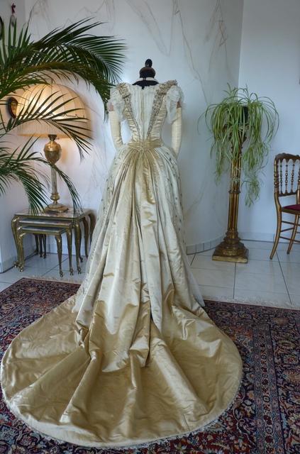 Bustle Ball Gown, ca. 1886-1888 - www.antique-gown.com